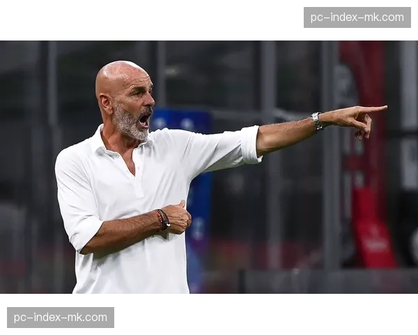 镜头捕捉：AC米兰一次精妙肋部撞墙配合后，皮奥利在场边挥拳庆祝